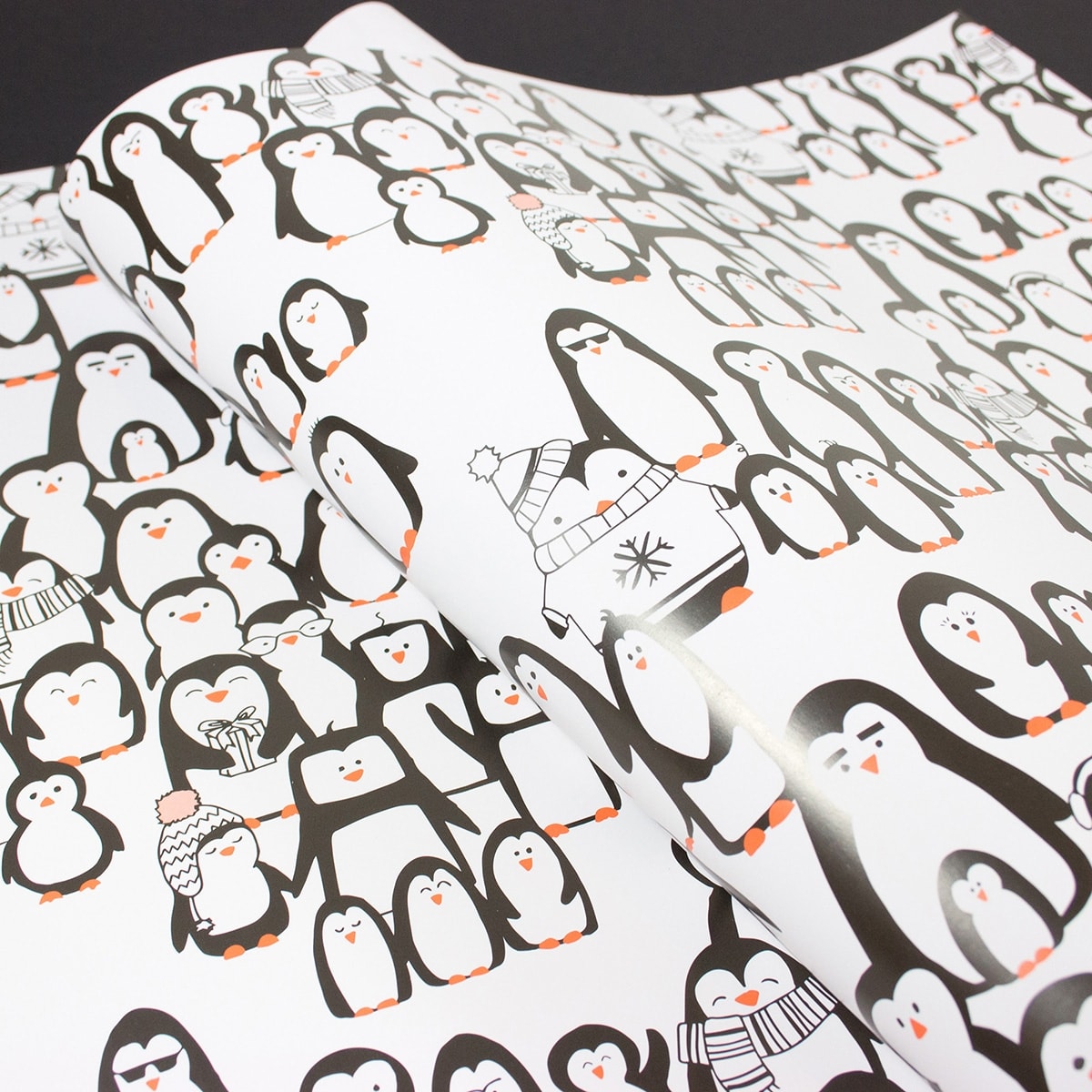 Bow & Hummingbird – GESCHENKPAPIER – Pinguinparade – Bild 3