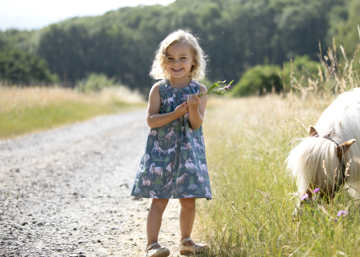 Bio Wendekleid mit Schmetterlings- und Pferdedruck in dark petrol-steel blue von Enfant Terrible – Bild 4